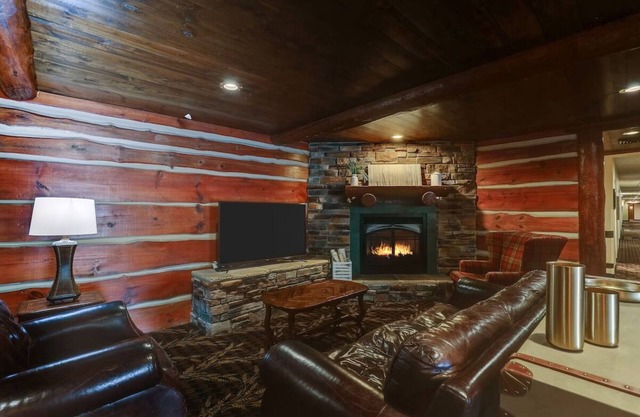 Experience Rustic Charm! Near Des Moines Art Center & Dining | 2 Units