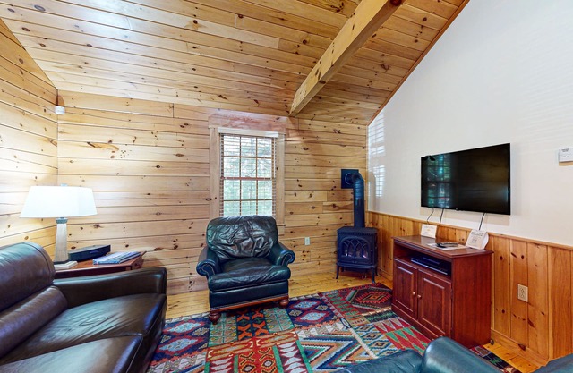 Explore nature cabin with kitchen, fireplace, WiFi, hiking & AC