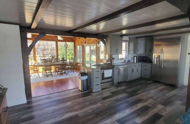 Exquisite cottage with valley views and Hot Tub