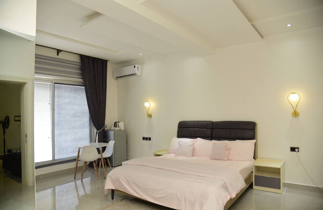 Exquisite extremely clean and cozy home 25 minutes from the airport