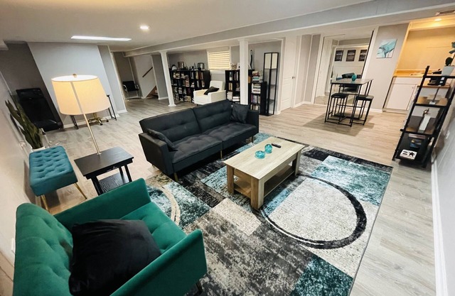 Exquisite Getaway Basement Suite in Serene Glenview