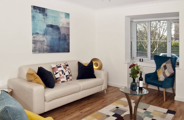 Exquisite Luxury; One Stop to London Bridge.