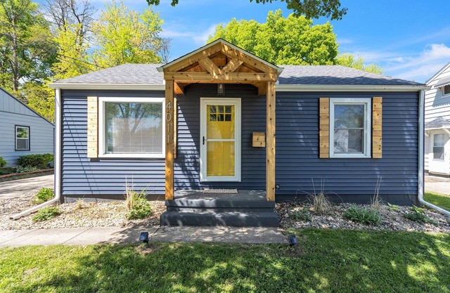 Extended Stay Gem - 2BR/1Bath Peoria Home w/King + Queen Beds Close to OSF