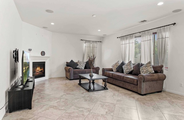 Extended Stay Gem! Cozy 4B3B｜15 Fwy｜Flex Month-to-Month｜WFH Choice #40938