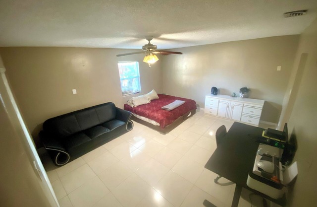 Extra Large Master Bedroom in lovely St. Petersburg with AC, WiFi