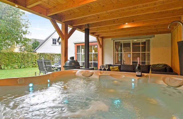 Extra luxury 6-person villa in the holiday park Landal Kasteeldomein De Cauberg