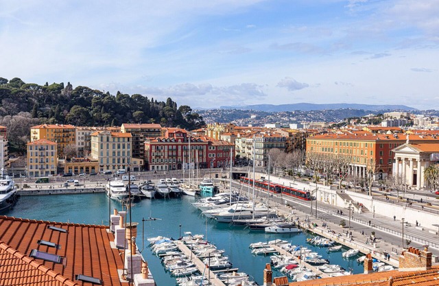 Extraordinary View on Port and Castle Hill - 1 Bdr & Parking