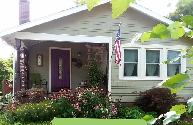 Ezmeralda's ~ Classic 1920's Renovated Bungalow ~ "A Hidden Gem of Geneva"