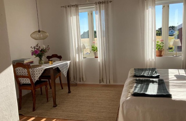 Förtjusande gästsvit med öppen spis