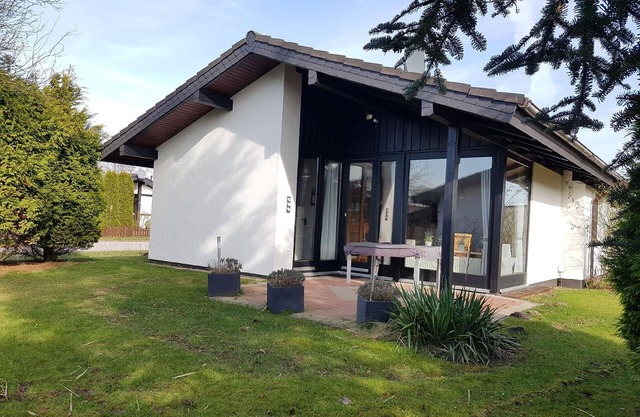 F12 Detached house with garden by the North Sea