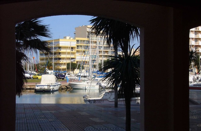 F2 air-conditioned, near beach (for 4 people)