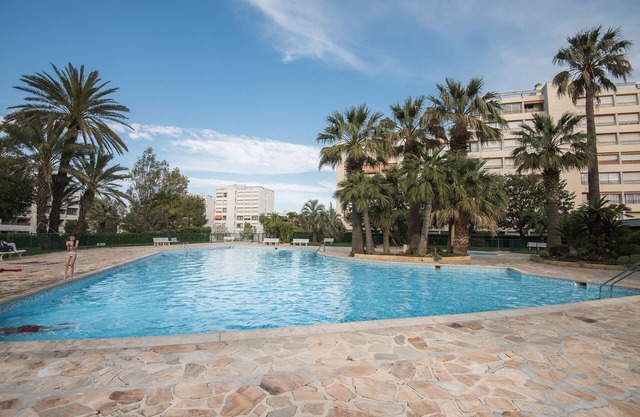F3 apartment with swimming pool, tennis court and sea view