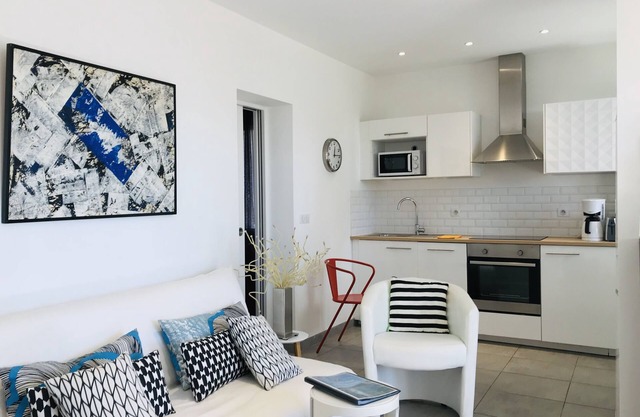 F3 beachfront, beach, air conditioning, wifi, parking