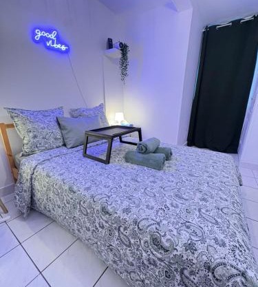 F3 confortable à 2 min du métro et ambiance cinéma