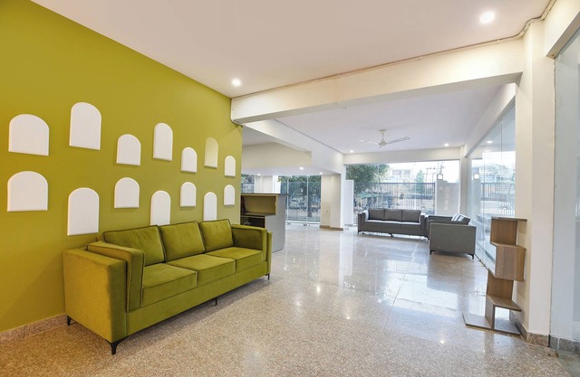 Fabhotel Black Pepper