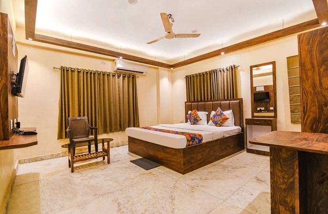 Fabhotel The Golden Orchid