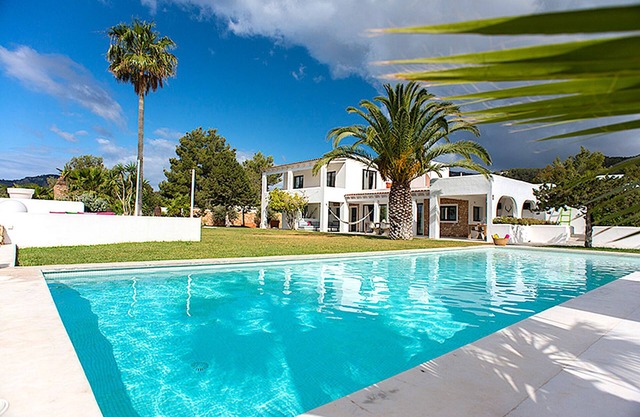 Fabulous luxury villa, family friendly, big garden, close to beaches