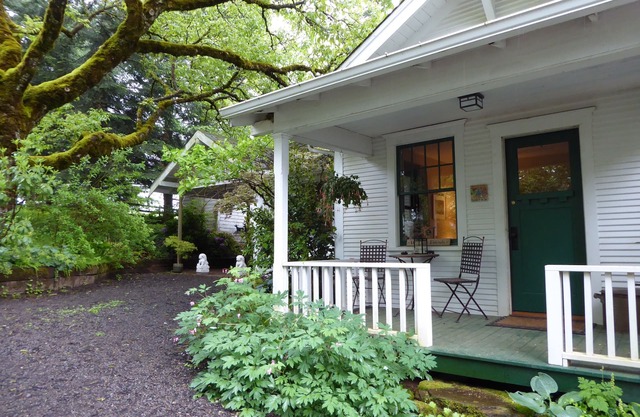 Fabulous Country Escape in Stylish Guest House with Private Hiking and Hot Tub.