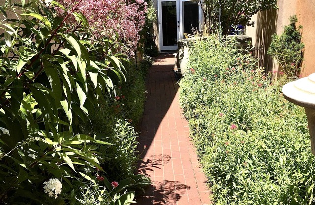 Fabulous Downtown Guesthouse in Historic District, Hot tub! Perfect Location!