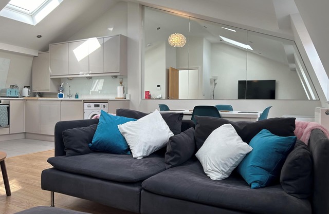Fabulous Fitzrovia 2 Bed 2 Bath with Early Check-in and Portable Air Con