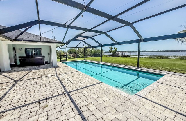 Fabulous lakefront villa 4 bedrooms with pool, spa, fitness room, ping-pong .