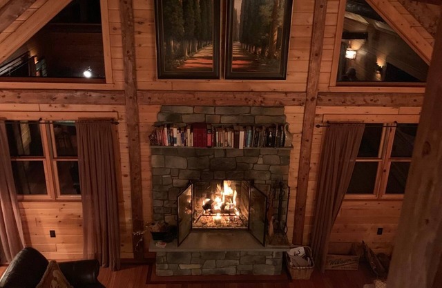 Fabulous Renovated Log Cabin: the perfect getaway with new pickleball court!