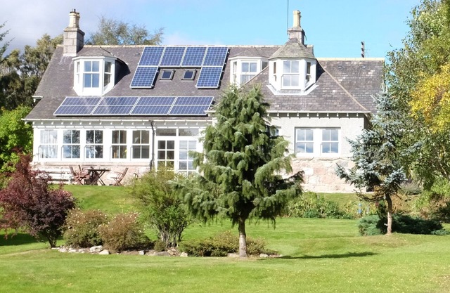Fabulous sunny house in large private gardens. Sun porch & patio. Mountain views