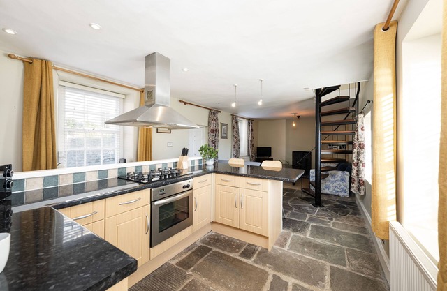 Fabulous two bedroom cottage in fantastic Clifton sleeps 5