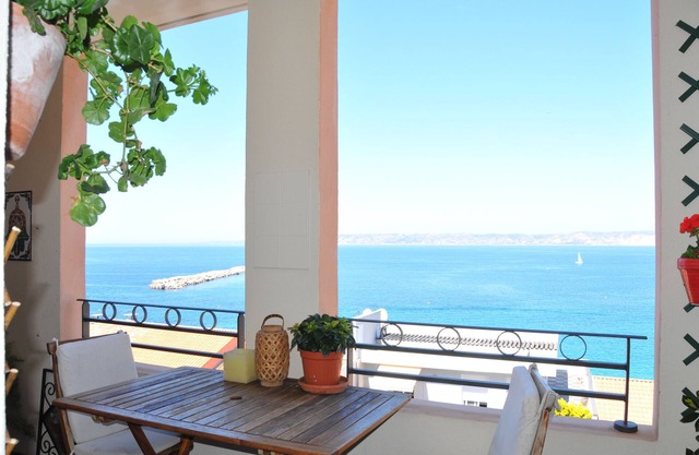 Facing the sea, in a luxury residence, 2 min walk from the Catalans beach, parking