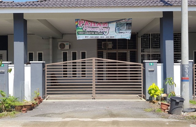 Fahaz Kamunting with family
