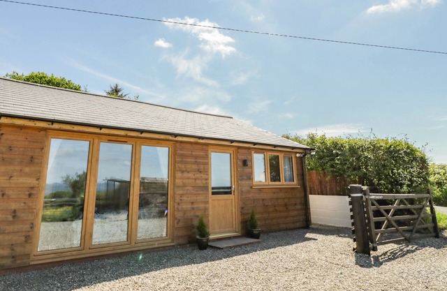 FAIRFIELD, romantic, with hot tub in Clee Hill