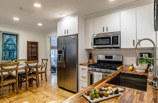 Fairhope Downtown Cottage Sleeps 10 "Walk to Town" Lots of Parking and Garage