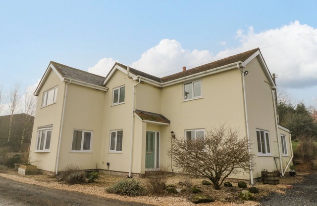 FAIRVIEW HOUSE, pet friendly, with open fire in Hopton Wafers