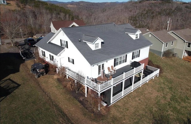 Falcons Crest @ Sugar Hollow (Huge home with Covered Slip and Reserved Parking)