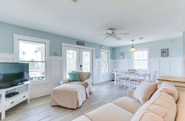 Fall Availability! Dog-Friendly! Screened-in Porch! Beach and Bay Access! Large Yard!
