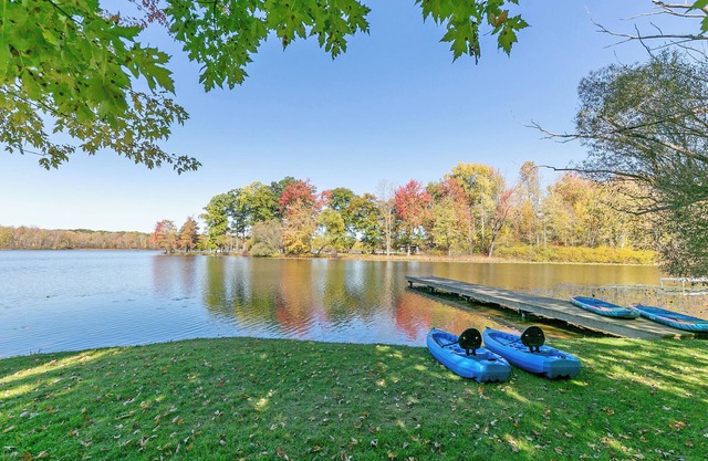 Fall Colors, Lake Front, Hot Tub, Game Room, Kayak/SUPs, Firepit, Pet Friendly