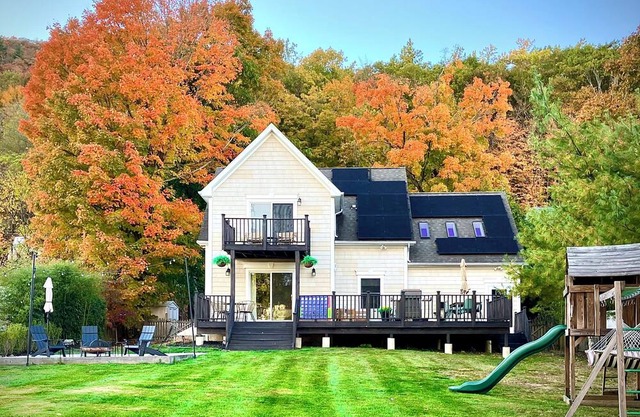 FALL FOLIAGE GETAWAY. HUDSON VALLEY LAKEFRONT 50mi from NYC. @thelakehousegwlny