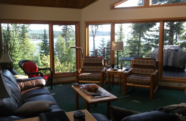Fall Getaway on Lake Superior, Home with Great Lake View and Hot Tub