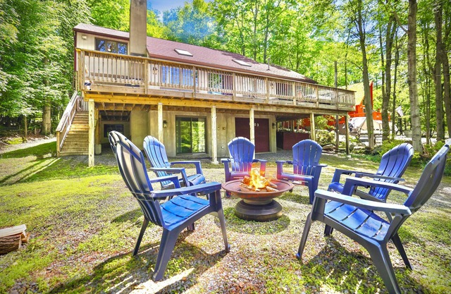 FALL HIDEOUT COTTAGE+SPACIOUS 3BR+2 FIRE PITS+FIREPLACE+SMART TVs+BIKES+ KAYAKS