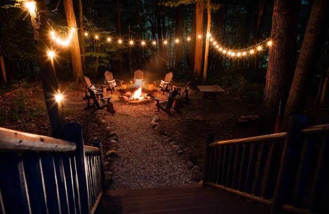 Fall Log Cabin/Hot Tub/Fire Pit/King Bed