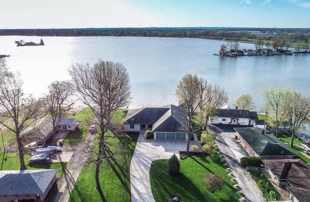 fall weeks still available! 4 bd 3 ba 3200 Sq Ft New reno Exec. Home w/3docks