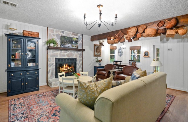 Falling Leaves & Creekside Dreams! Fireplace, Sunroom, 10 min to Ellijay!