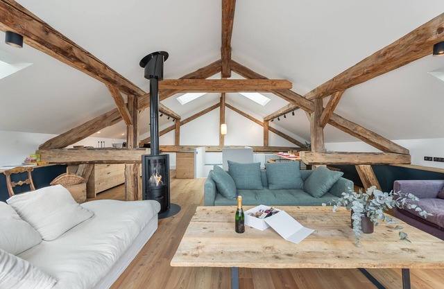Family Chalet with Sauna, Spa, and Fireplace for 12 – Pet Friendly