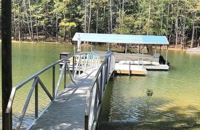 Family and Pet Friendly Lakefront retreat for a Maximum of 6 adults and 4 kids