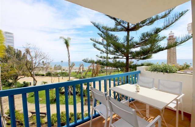Family apartment with seaview and air con, Close to beach, restaurants and Estepona port