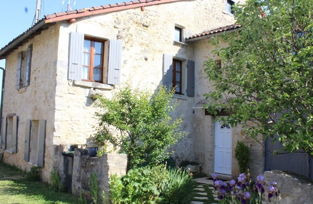 Family cottage with WiFi near Brantôme