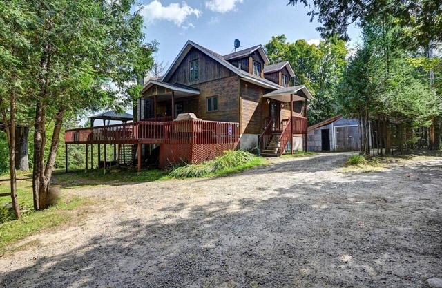 Family Chalet on Silver Lake 1 hour from Montreal