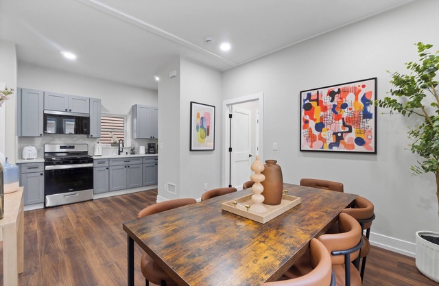 Family Duplex Near NYC/2 Min Walk to Bus + Private Parking