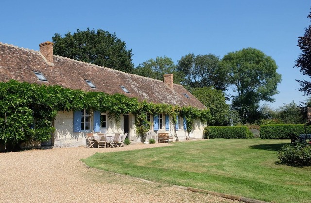 Family-friendly farm house, pool & tennis court, with large garden, near Loire