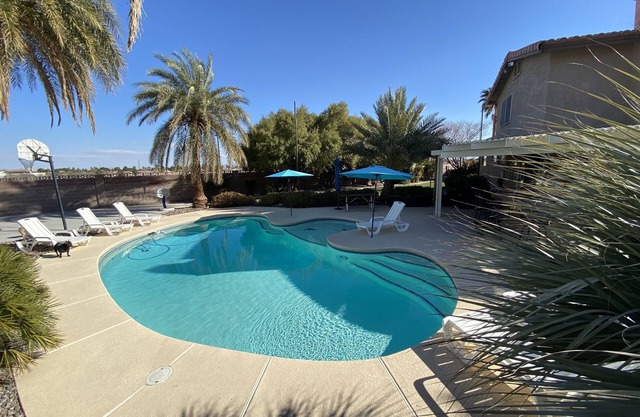 Family/Friend Fun getaway *Big Private Pool *Basketball court *firepit